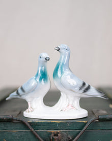  Pigeon couple statue